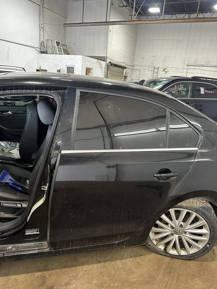 Used Rear Left Door Assembly Rear Side fits: 2016 Volkswagen Jetta Sdn electric Foto 2 de 4