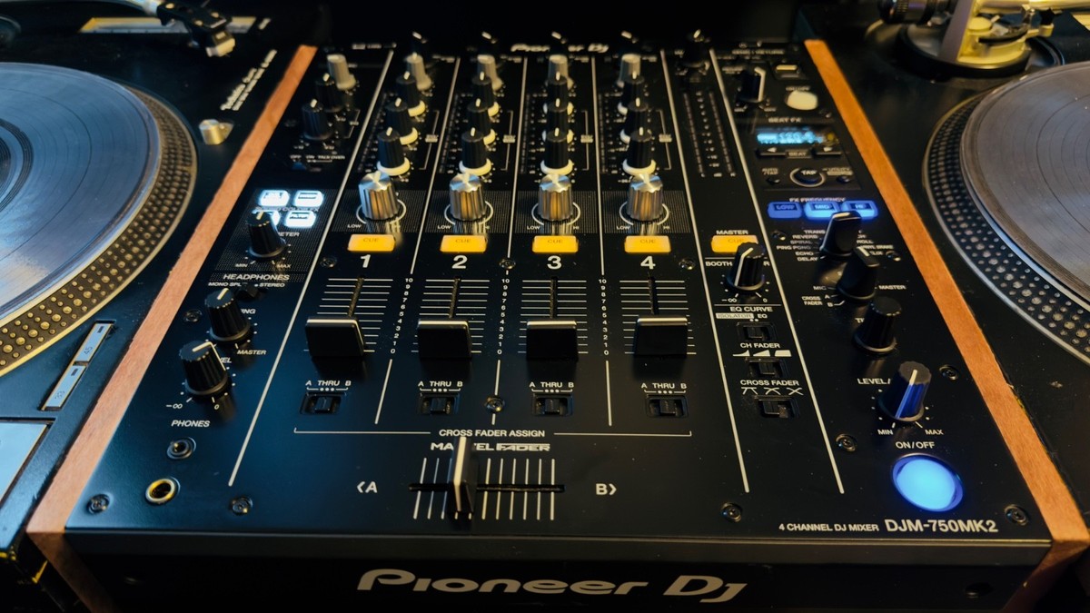Pioneer DJM-900NXS2 4 Channel Digital Pro DJ Mixer - Black for