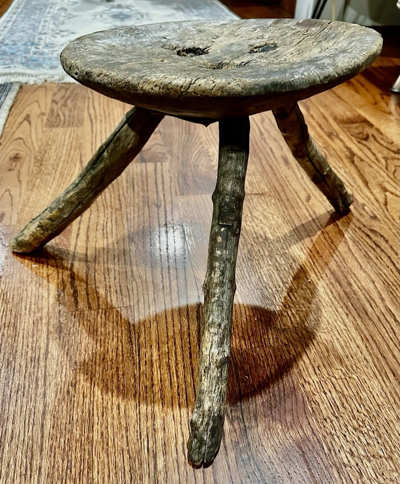Antiguo taburete de madera austriaco o francés de tres patas del siglo 1860 estilo Wabi Sabi Foto 3 de 4