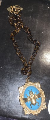 VTG GT REPOUSSE ROBINS EGG BLUE PLASTIC/LUCITE QUEEN BEE CAMEO PENDANT NECKLACE