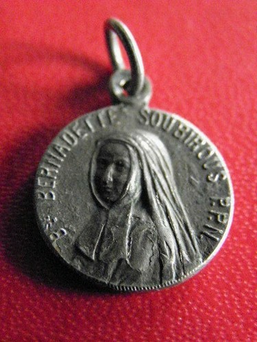 Pendentif Ancien En Métal Argenté Avec Médaille Religieuse émaillée - Bijou Vintage