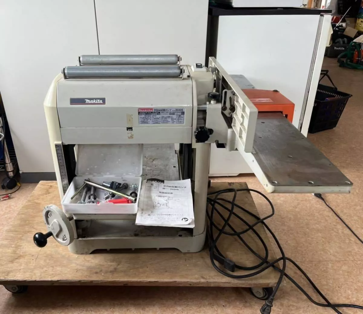 Makita 2030S Corded Automatic Planer 312mm 50 60Hz 100V