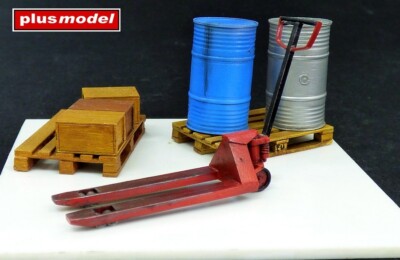 Plastikbausatz plusmodel 345 Pallet trucks and pallets Hubwagen u Paletten 1:35