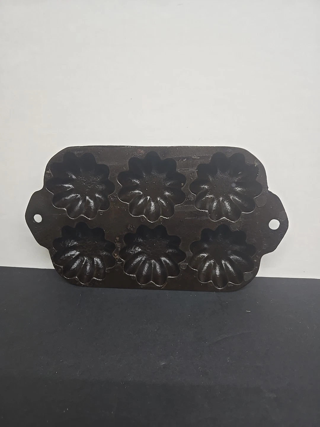 Vintage Cast Iron Gem Pan 6 Cup Flower Muffin Biscuit Pan Seasoned
Opens in a new window or tab