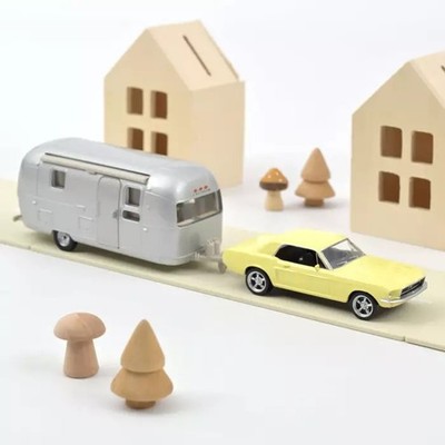 Norev 270581 1:43 Mustang 1968 Gelb Airstream Caravan Jet-Car Modellauto