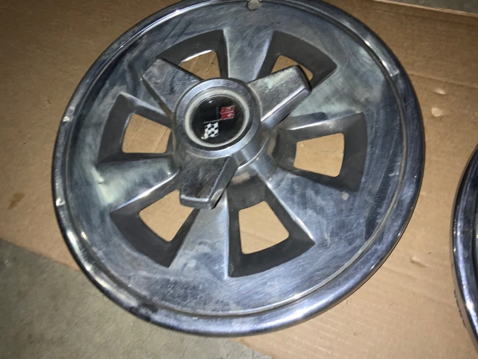 Juego de 2 tapacubos e hilanderos originales Chevrolet Corvette 1965 cubiertas de rueda Foto 4 de 4