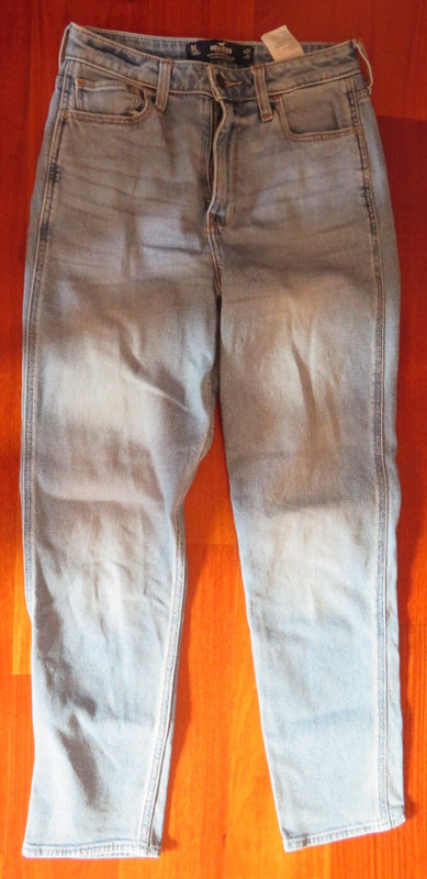 HOLLISTER (5 SHORT) ULTRA HIGH-RISE JEAN