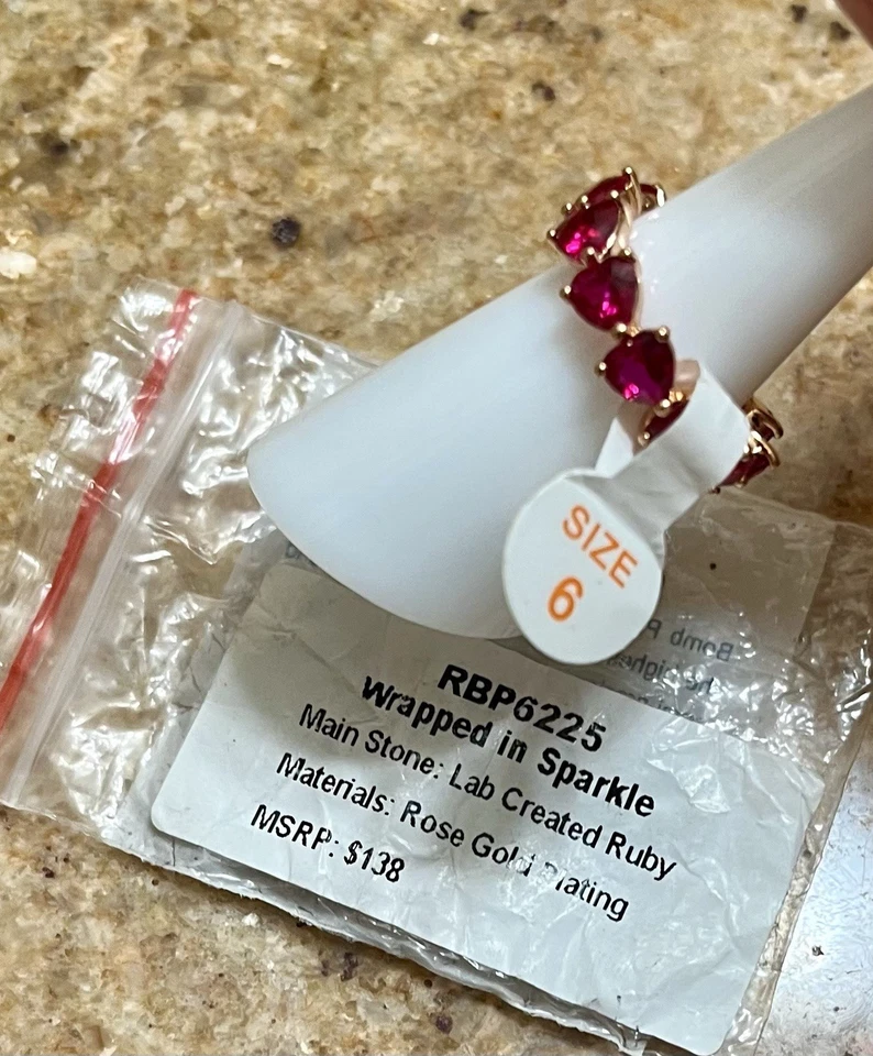 Anillo Bomb Party RBP6225 envuelto en brillantes piedras de corazón de rubí en oro rosa Foto 3 de 4