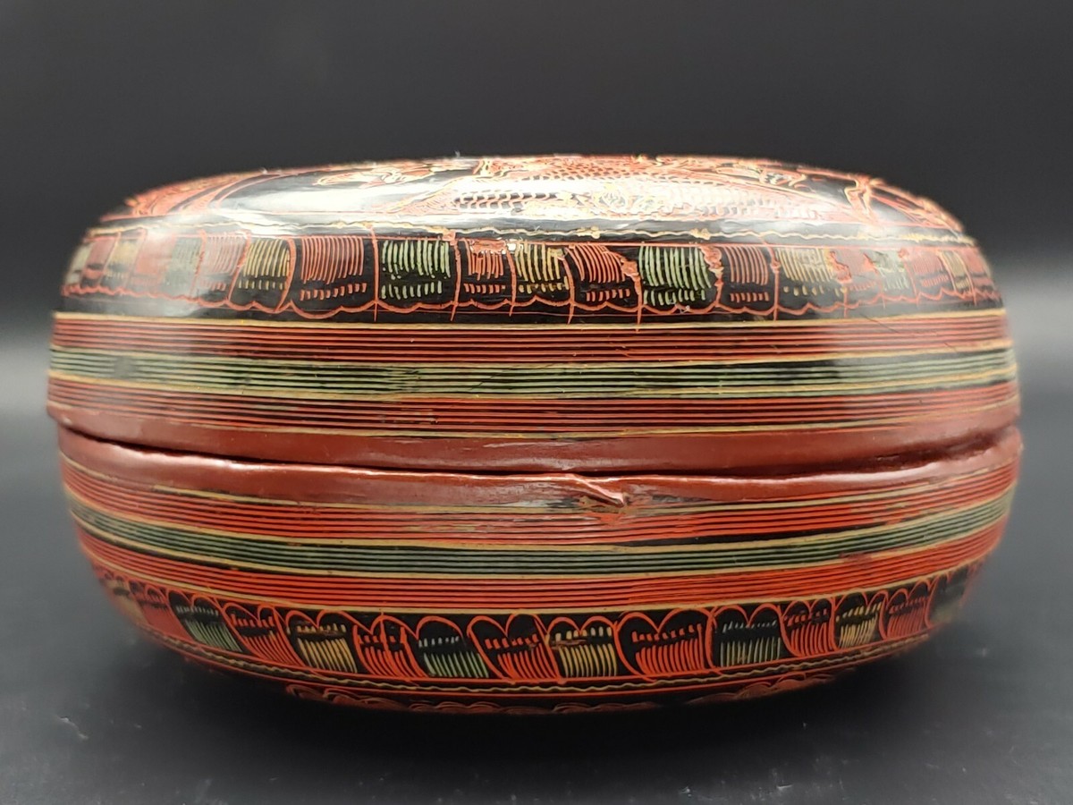 民国木胎雕漆器刻花捧盒Antique Republic China Wooden lacquerware