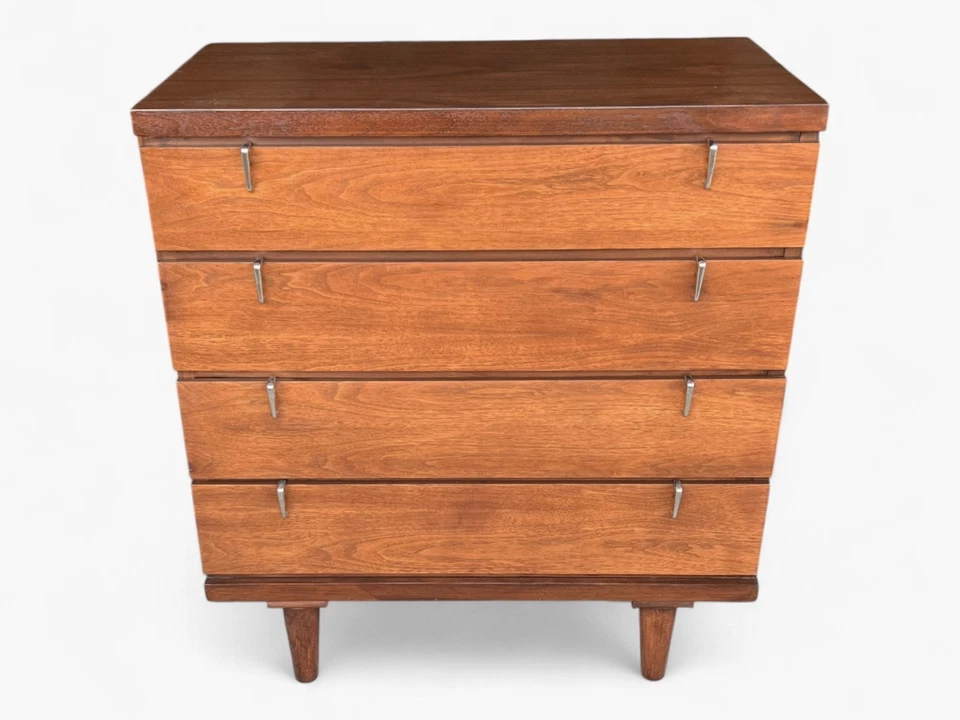 Cómoda de cuatro cajones de nogal Mid-Century con asas cromadas esculpidas Foto 2 de 4