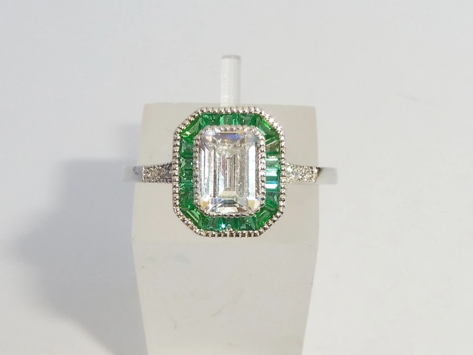 Anello da donna stile Halo in argento sterling 925 con smeraldo bianco - Immagine 3 di 4