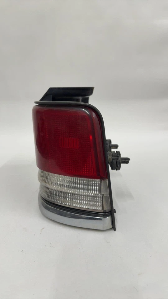 Внешний задний фонарь в сборе 1992-95 Plymouth Acclaim для правосторонней стойки (монтируется на четверть панели) - Изображение 3 из 4