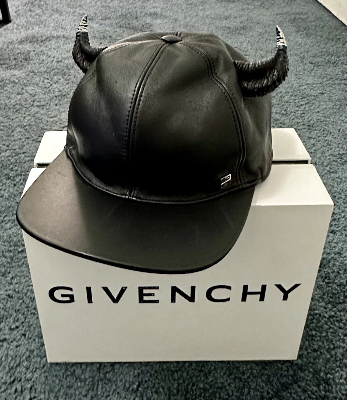 Casquette cuir GIVENCHY avec cornes