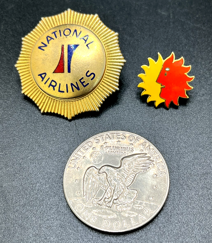 (2) Vintage 60er 70er Jahre goldfarbene Emaille National Airlines Anstecker Pins Sonnenkönig