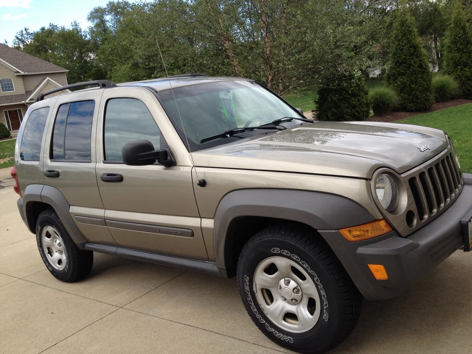 KYB 4 STRUTS SHOCKS 02 03 04 05 - 09 10 11 12 JEEP LIBERTY Dodge NITRO 07 to 08  - Изображение 2 из 4