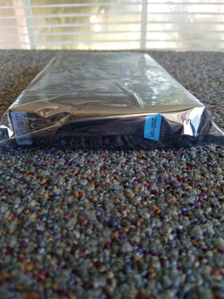 NEW Sealed EMC 005050362 200Gb SAS 2.5" 6Gbps Flash SSD in 3.5" Tray - FREE SHIP - Image 3 of 3