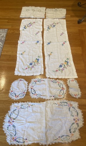 Menge 8 hübsche Vintage bestickte Bettwäsche Tischläufer Ösen Häkelkante