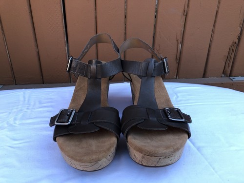 CLARKS ARTISAN Buckles Women’s 10 M Brown Leather Cork Sandal Wedge Open Toe - Picture 2 of 9