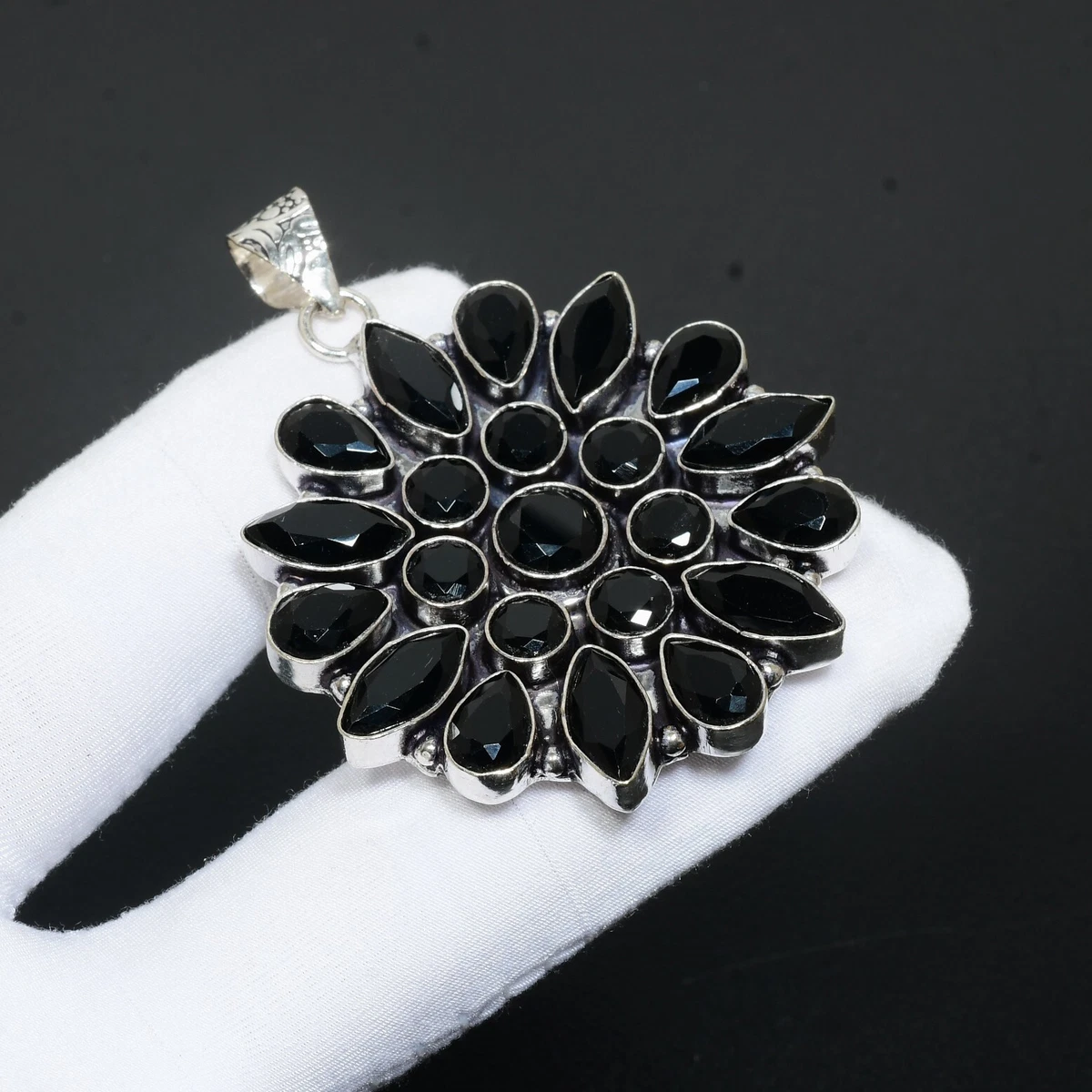 Spinel pendant shop