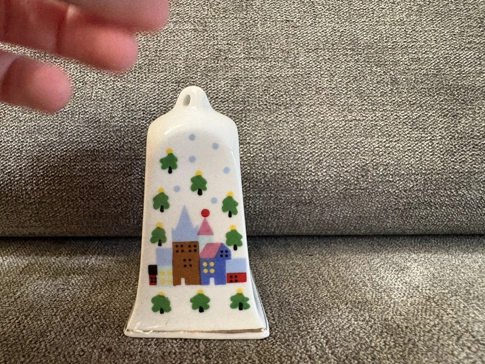 Campana de porcelana blanca vintage LVC 1988 diseño pueblo adorno de Navidad Foto 4 de 4