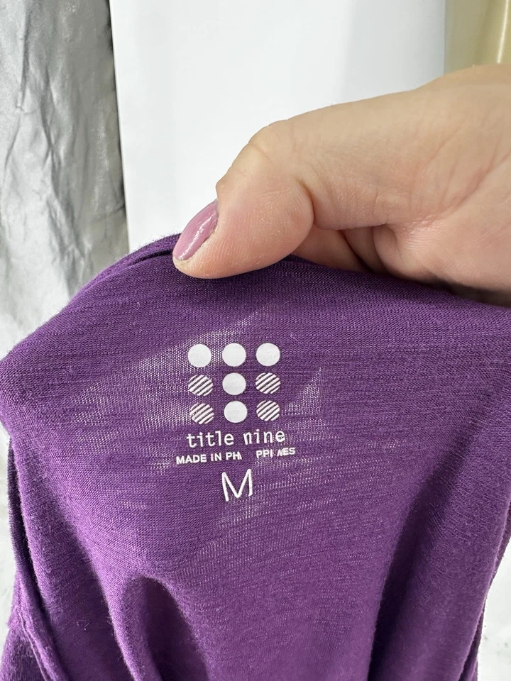 Camiseta pulóver de manga corta Title Nine mediana para mujer púrpura I6 Foto 4 de 4