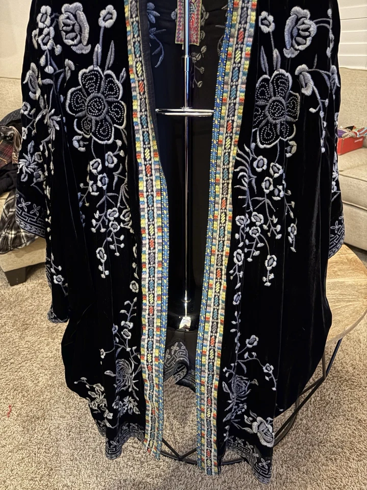 Kimono de terciopelo negro bordado Johnny Was, X-grande Foto 2 de 4