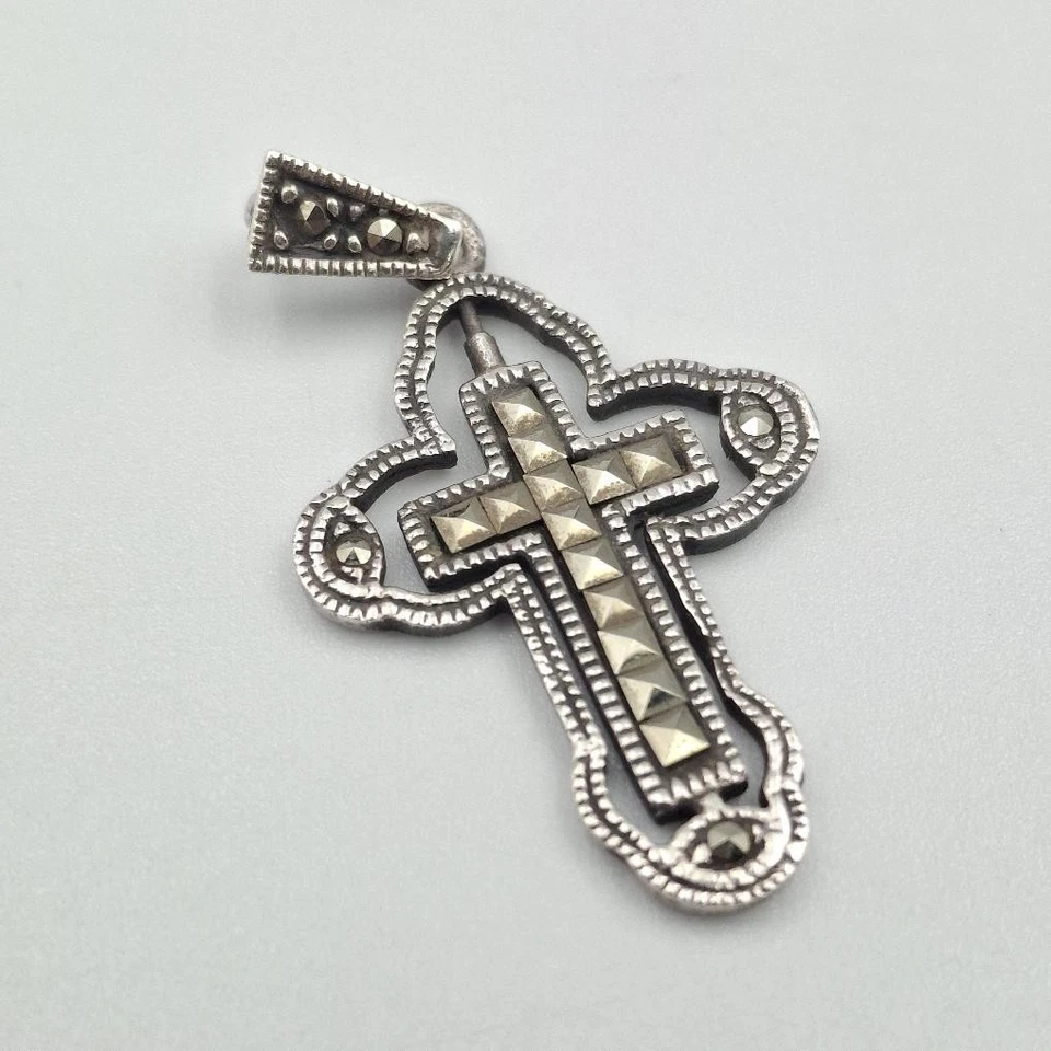 Colgante Cruz Cristiana Brillante Incrustada Marcasita Cuadrada Plata de Ley 925 Foto 3 de 4