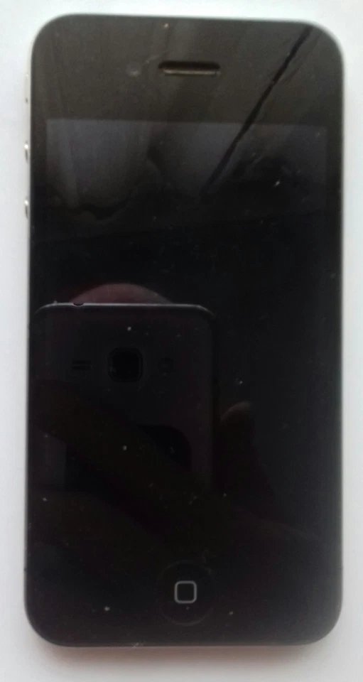 Apple iPhone 4 Noir 16 Go désimlocké libre de tout compte et opérateur - Photo 1/4