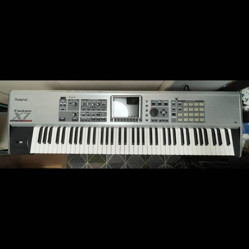 Roland Fantom-X7 76 Key Synthesizer Workstation w/semi hard case Used