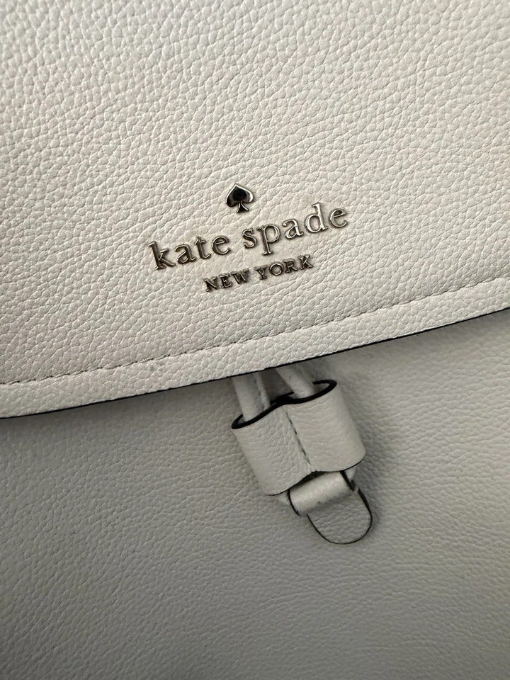 Mochila para mujer Kate Spade New York Rosie de cuero granulado con solapa mediana marfil Foto 2 de 4