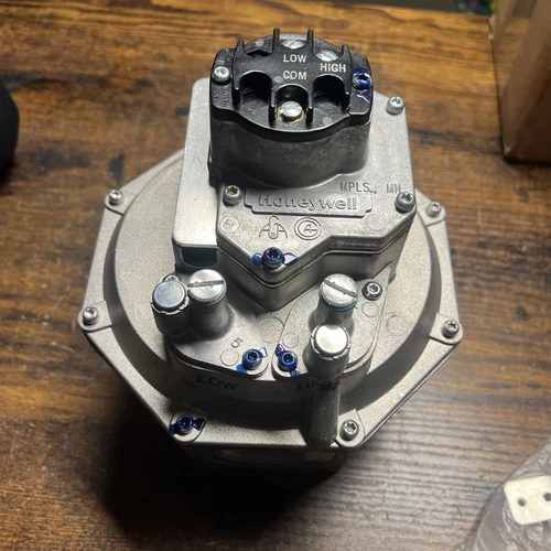 Honeywell V8844N 1104 2"NPT TWO stage Gas Valve 24VAC