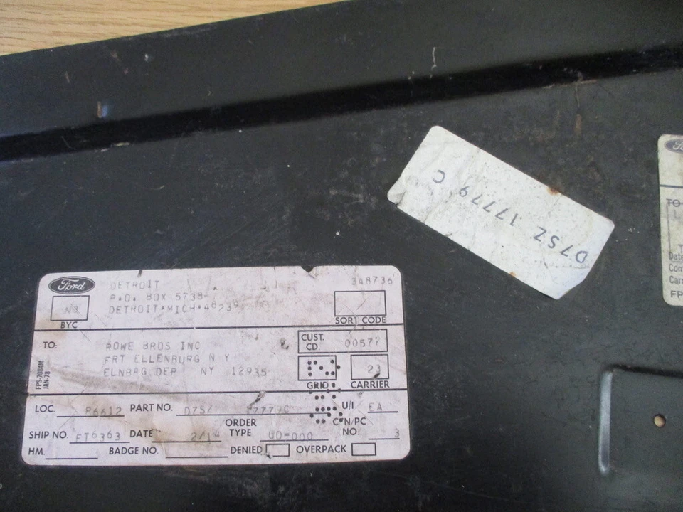 Nuevo de Lote Antiguo Ford Thunderbird 1977 78 79 parachoques delantero deflector de piedra panel central OEM Foto 3 de 4