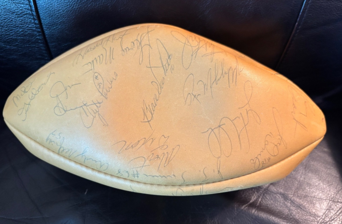 1977 NEW YORK GIANTS TEAM ISSUED SIGNED FOOTBALL - HARRY CARSON