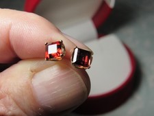 14 Kt Yellow Gold Garnet stud earrings - 0.7 Grams - a little under 6.35 mm
