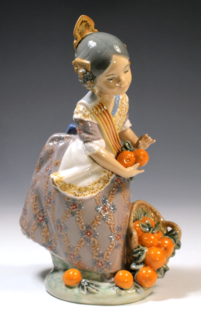 g19930 LLADRO リヤドロ 「Valencian Girl with Flowers」バレンシアの
