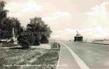 Oestrich -Winkel Rheingau Hessen Rheinanlagen mit Altem Kran Denkmal
