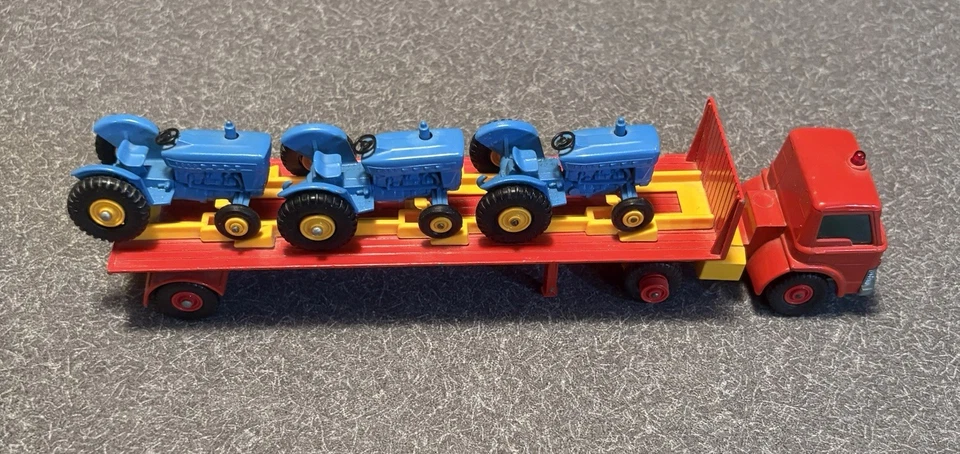 VTG Matchbox king size K-20 tasker transporter with 3 tractors - Image 4 of 4