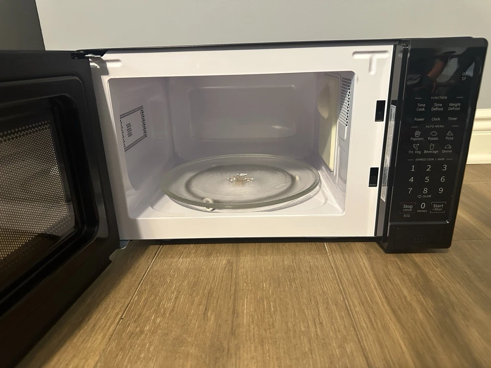 *L) Micro-ondas toca-discos de bancada Midea MMC07S1ABB 0,7 pés cúbicos 700 watts - Preto - Imagem 2 de 4