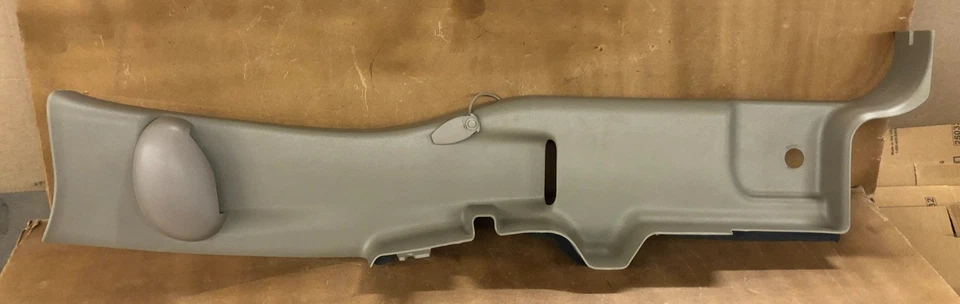 GMC Sierra C 2004 moldura de pilar (conductor) Chevy Silverado 2003-2006 Foto 2 de 4