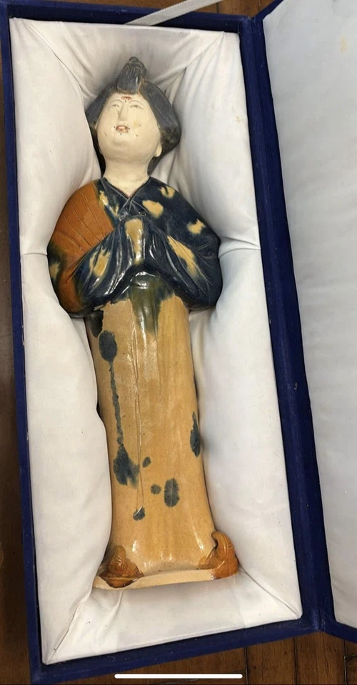 Antigua figura china de porcelana de la dinastía Tang Foto 3 de 4