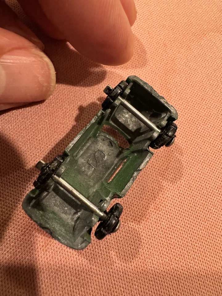 Vintage Green Diecast Toy Car – Classic 1950s Style Miniature – Metal Body - Image 4 of 4