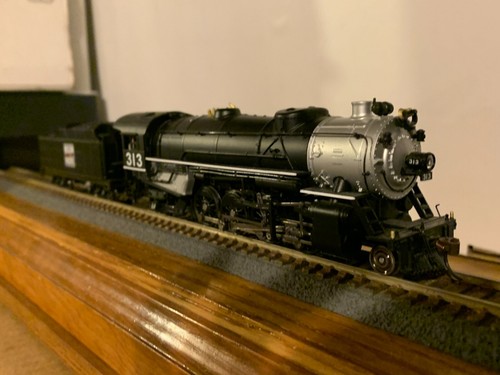 B.L.I. #2163 W.P. Heavy Mike 2-8-2 Steam Loco #313 con CCC y sonido H.O. 1/87 | Zustand: New