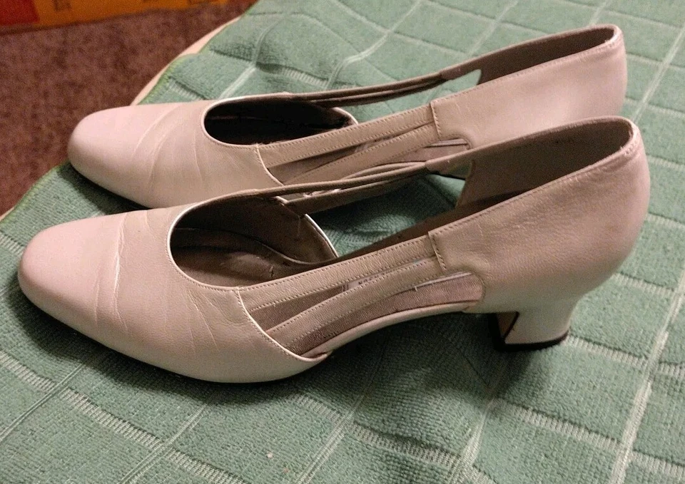 Ros Hommerson 女式吊带浅口鞋奶油色 7M 2 码高跟鞋 — 第 2/4 张图片