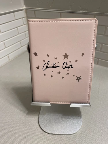CHRISTIAN DIOR NEUF Porte passeport beauté rose doux (4” X 5 1/2”)