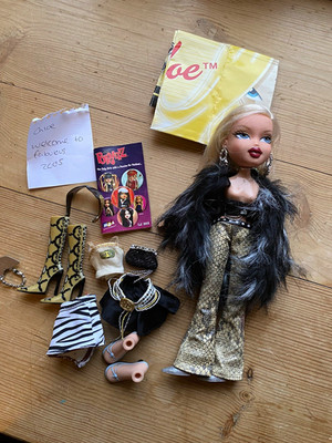 MGA Bratz Welcome to Fabulous 2005 Modepuppe mit Outfit Schuhe Las Vegas Chloe
