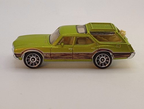 2010 Matchbox Oldsmobile '71 Vista Cruiser Station Wagon Green W/ Dogs - Picture 2 of 10