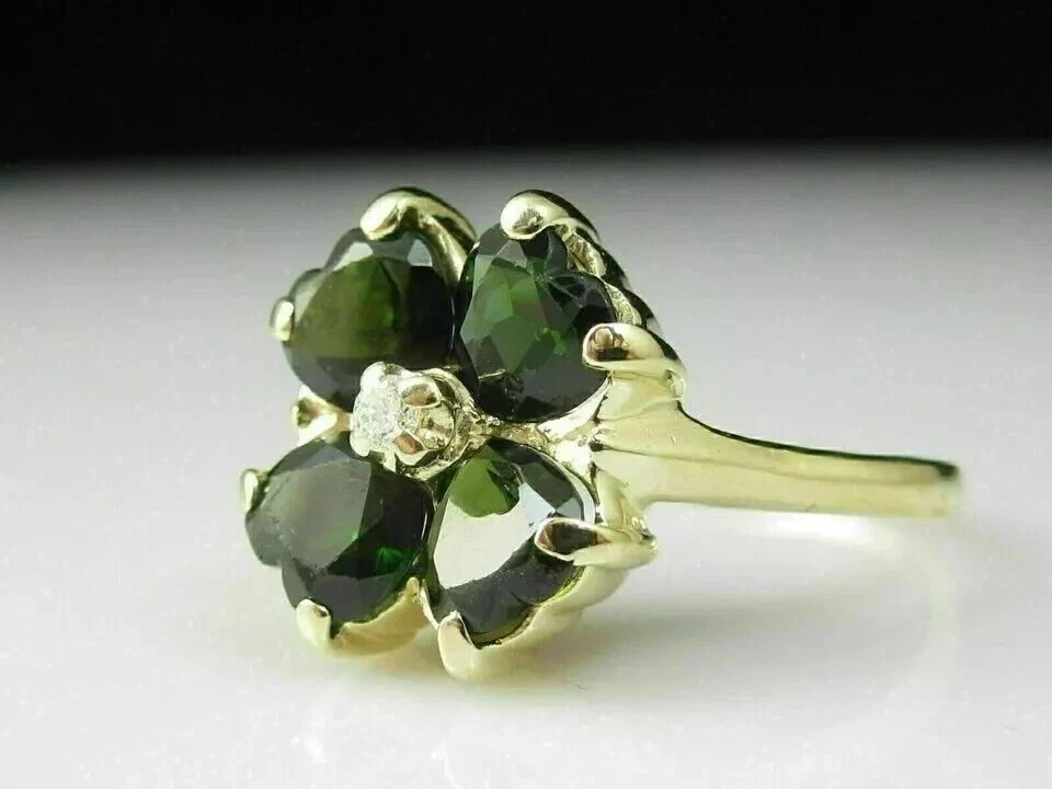 Anillo de compromiso con forma de flor de peridoto simulado en forma de corazón de 3 quilates enchapado en oro amarillo de 14 quilates Foto 2 de 4