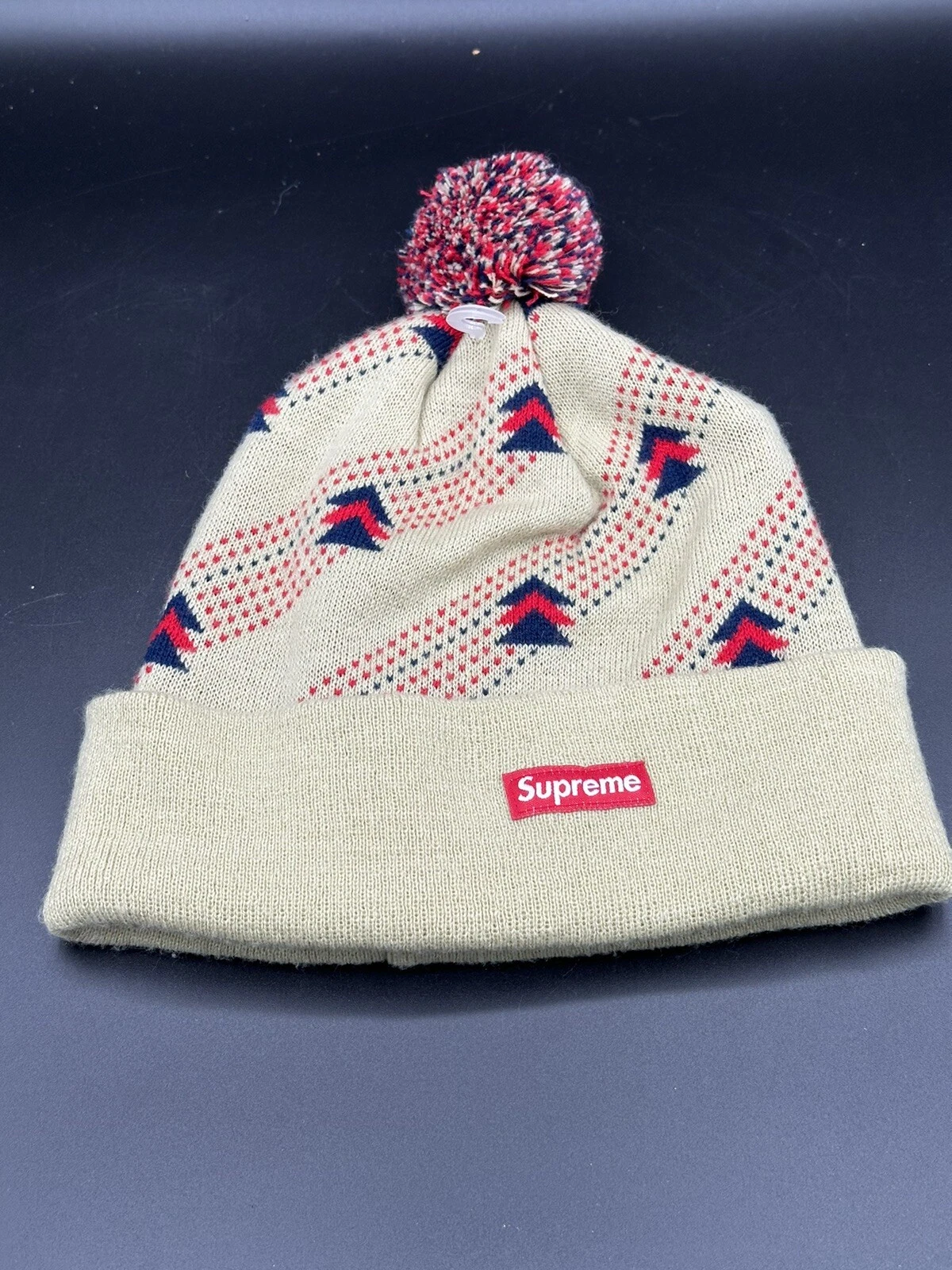 Rare Supreme   Bonnet triangle goutte neuf sans étiquette