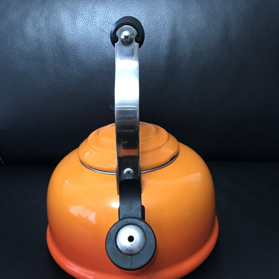 Tetera Le Creuset Whistling llama naranja ombre tetera 1,7 cuartos de galón en muy buena condición Foto 2 de 4