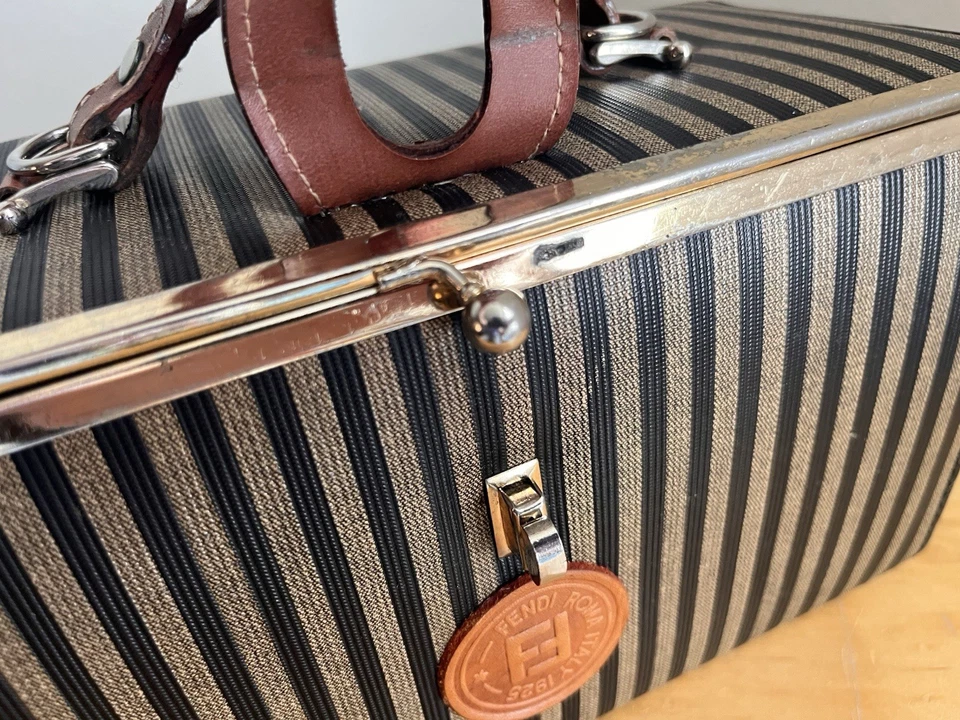 Bolso Bandolera FENDI Vintage Zucca Rayas Caja Cuero Tren Estuche Foto 3 de 4